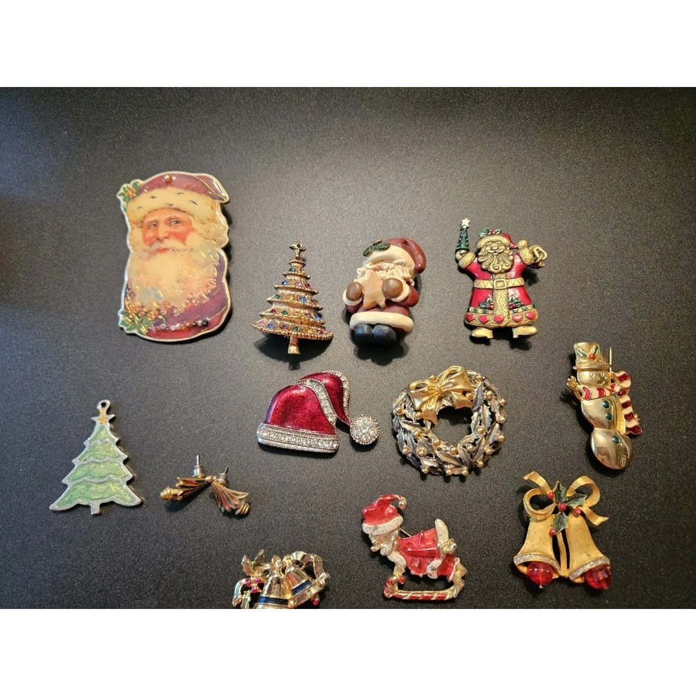 Vintage Lot of Christmas Pins/Earrings/ Pendant. (596)